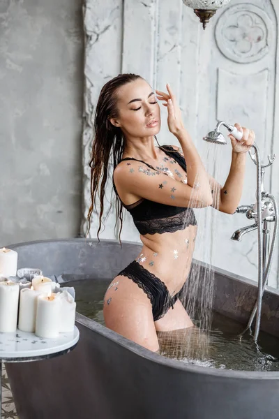 Modern Banyo Poz Siyah Çamaşırı Güzellik Genç Kadın Closeup Portre — Stok fotoğraf