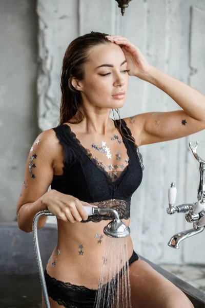 Modern Banyo Poz Siyah Çamaşırı Güzellik Genç Kadın Closeup Portre — Stok fotoğraf