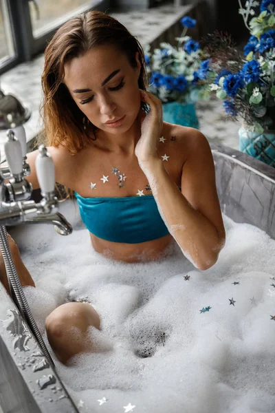 Primer Plano Retrato Belleza Mujer Joven Lencería Azul Tomando Baño —  Fotos de Stock