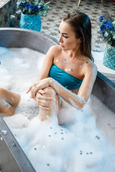 Primer Plano Retrato Belleza Mujer Joven Lencería Azul Tomando Baño —  Fotos de Stock