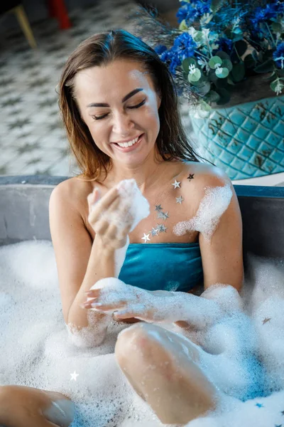 Modern Banyo Poz Mavi Çamaşırı Güzellik Genç Kadın Closeup Portre — Stok fotoğraf