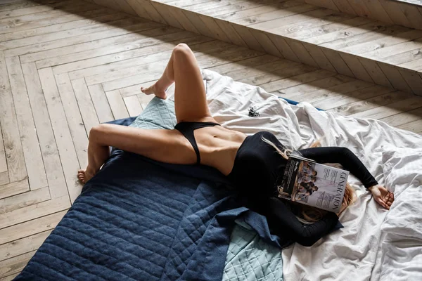 인테리어에서 포즈를 취하는 아름다운 피트니스 아파트에서 섹시한 모델의 스튜디오 — 스톡 사진