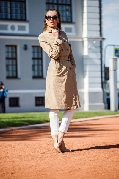 Mujer Rubia Belleza Pie Aire Libre Durante Día Retrato Modelo —  Fotos de Stock