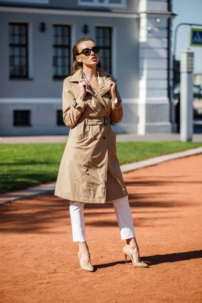 Skönhet Blond Kvinna Stående Utomhus Dagtid Porträtt Snygg Modell Klädd — Stockfoto