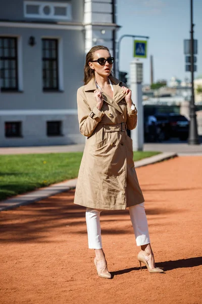 Skönhet Blond Kvinna Stående Utomhus Dagtid Porträtt Snygg Modell Klädd — Stockfoto