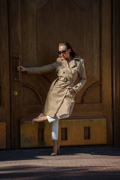 야외에 아름다움 여자입니다 베이지 크로크 바지와 선글라스를 모델의 초상화 — 스톡 사진