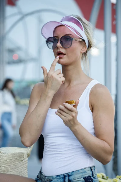 Retrato Moda Mujer Rubia Belleza Modelo Deportivo Pantalones Cortos Vaqueros — Foto de Stock