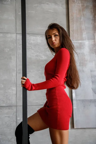 Mooie Sexy Brunette Stijlvolle Jurk Poseren Het Interieur Van Appartementen — Stockfoto
