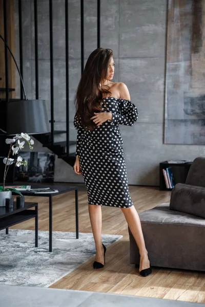 Piękna Sexy Brunetka Stylowej Sukience Pozowanie Wnętrzu Apartamentów — Zdjęcie stockowe