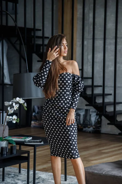 Mooie Sexy Brunette Stijlvolle Jurk Poseren Het Interieur Van Appartementen — Stockfoto