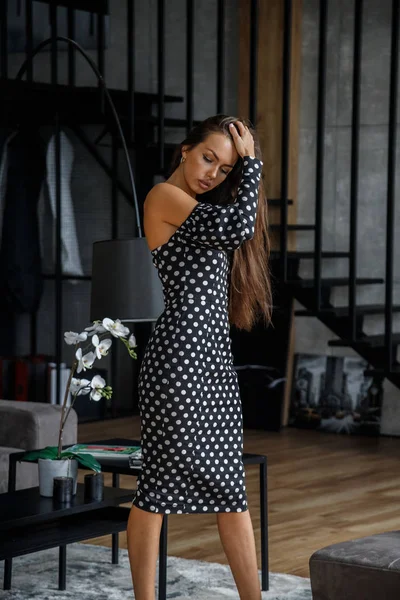 Linda Morena Sexy Vestido Elegante Posando Interior Apartamentos — Fotografia de Stock