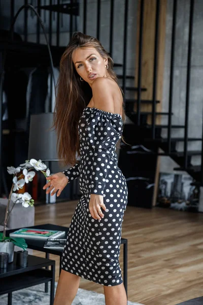 Schöne Sexy Brünette Stilvollem Kleid Posiert Inneren Von Wohnungen — Stockfoto