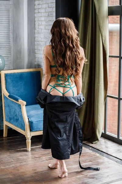 Сексуальная Длинноволосая Женщина Зеленом Белье Стоящая Интерьере Квартиры — стоковое фото