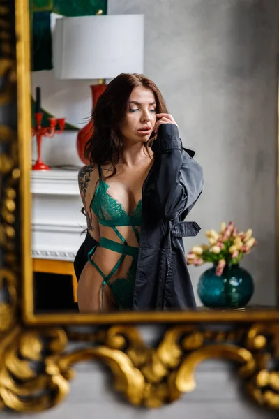Sexuální Dlouhosrstá Žena Zeleném Prádle Stojící Apartmánech Interiér — Stock fotografie