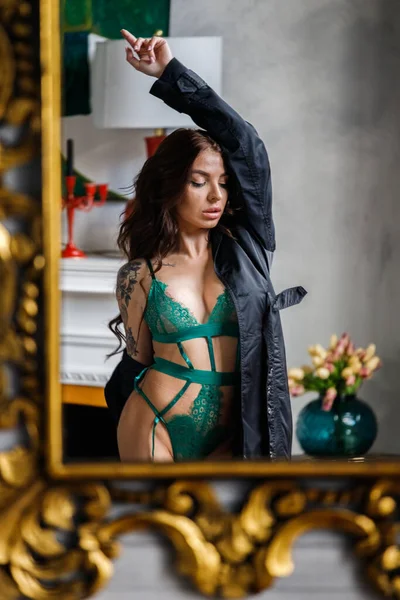 穿着绿色内衣裤 留着长发 站在公寓内部的性感女人 — 图库照片