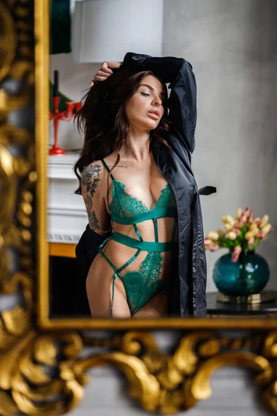 Donna Dai Capelli Lunghi Sessuali Lingerie Verde Piedi Negli Appartamenti — Foto Stock