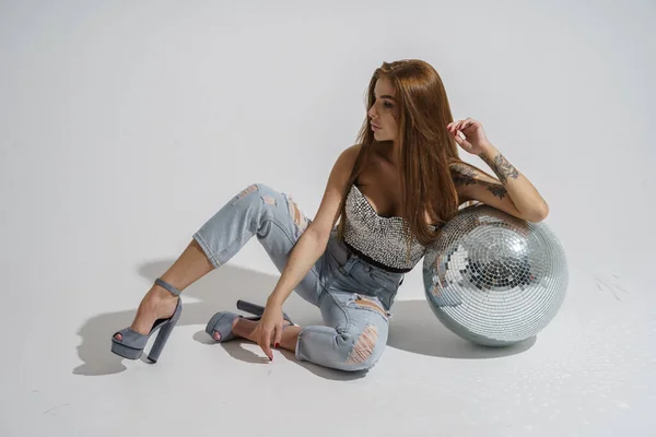 Κομψή Μελαχρινή Disco Ball Ποζάρει Στο Studio Γκρι Φόντο — Φωτογραφία Αρχείου