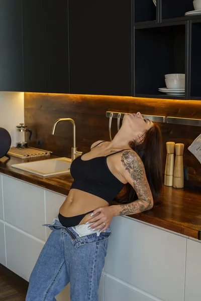Αθλητική Μελαχρινή Γυναίκα Τατουάζ Στο Χέρι Ποζάροντας Στην Κουζίνα Πορτρέτο — Φωτογραφία Αρχείου