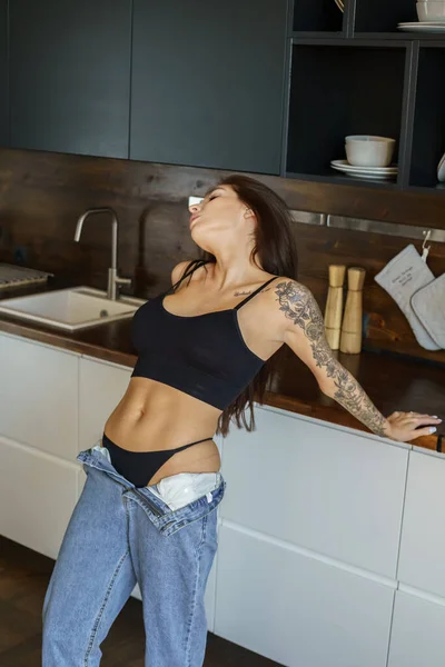 Sportieve Brunette Met Tatoeages Bij Hand Het Lichaam Poserend Keuken — Stockfoto