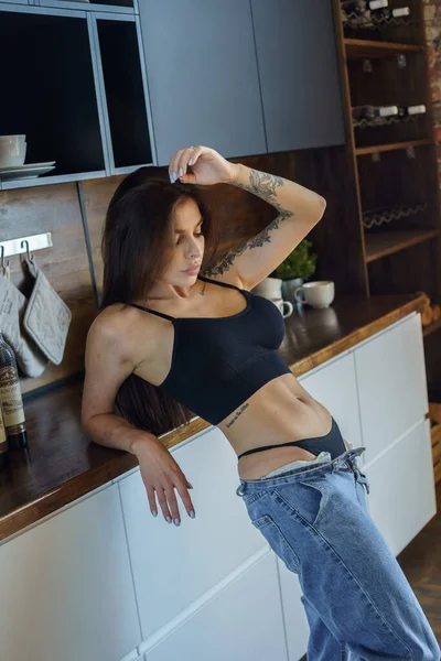 Mulher Morena Esportiva Com Tatuagens Mão Corpo Posando Cozinha Retrato — Fotografia de Stock