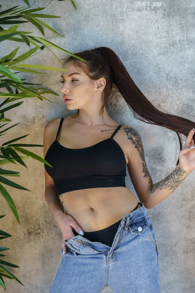 Mujer Morena Con Tatuajes Cuerpo Posando Sobre Fondo Pared Gris — Foto de Stock