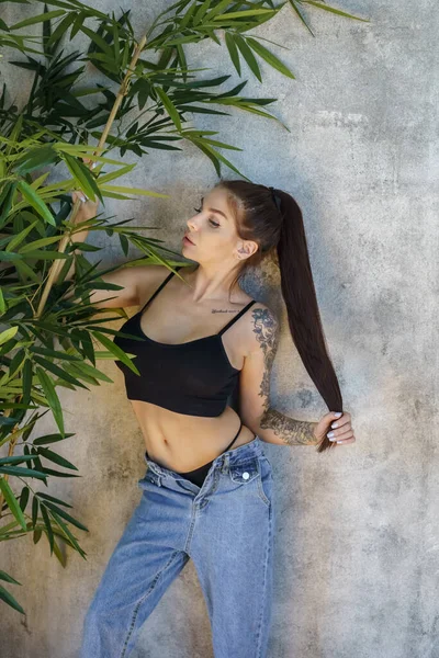 Mujer Morena Con Tatuajes Cuerpo Posando Sobre Fondo Pared Gris — Foto de Stock