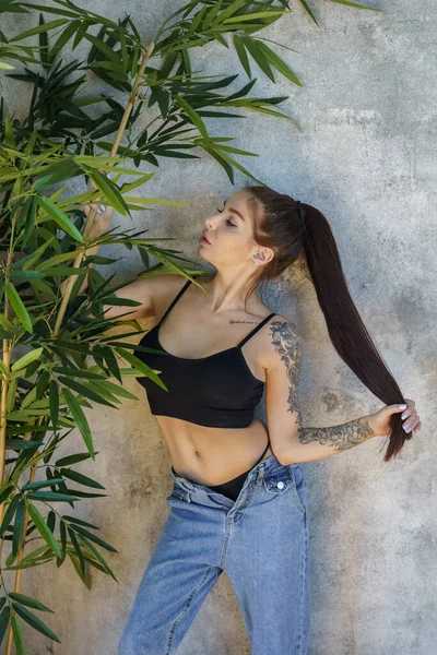 Mujer Morena Con Tatuajes Cuerpo Posando Sobre Fondo Pared Gris — Foto de Stock