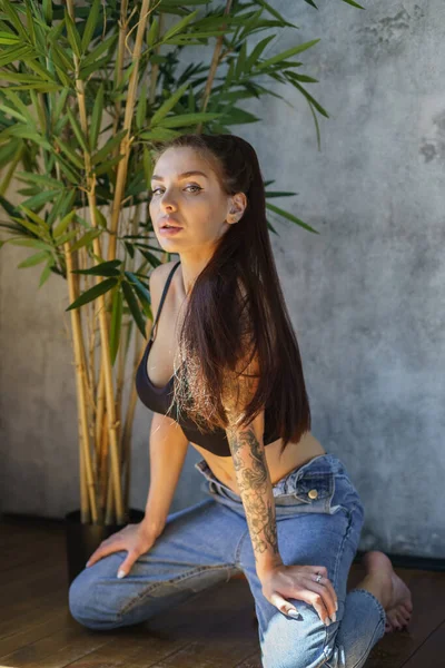 Mulher Morena Com Tatuagens Corpo Posando Fundo Parede Cinza Retrato — Fotografia de Stock