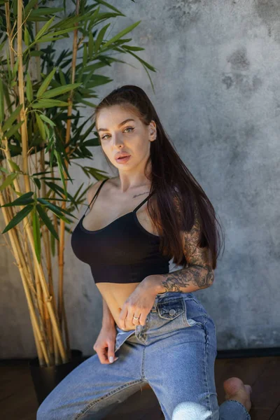 Mulher Morena Com Tatuagens Corpo Posando Fundo Parede Cinza Retrato — Fotografia de Stock