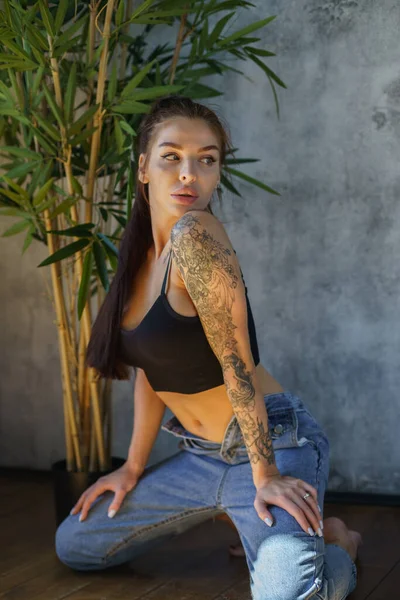 Mujer Morena Con Tatuajes Cuerpo Posando Sobre Fondo Pared Gris —  Fotos de Stock