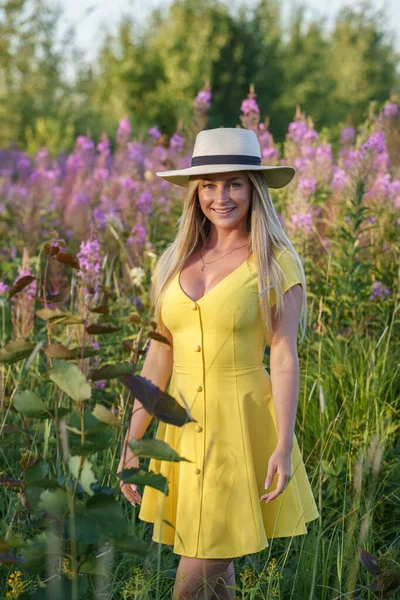 Livre Retrato Mulher Loira Beleza Roupas Verão Modelo Jovem Chapéu — Fotografia de Stock