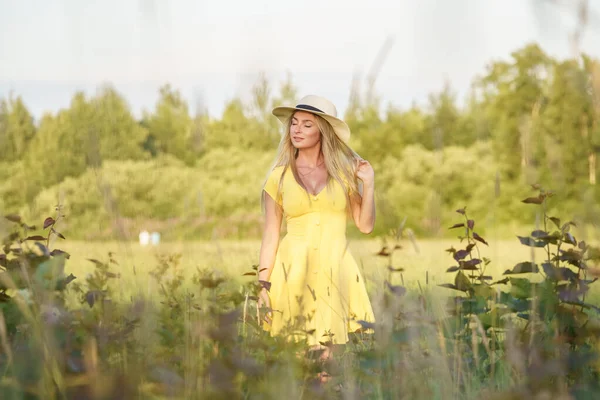 Portrait Extérieur Belle Femme Blonde Vêtements Été Jeune Modèle Chapeau — Photo