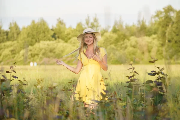 Draußen Porträt Der Schönheit Blonde Frau Sommerkleidung Junges Model Mit — Stockfoto