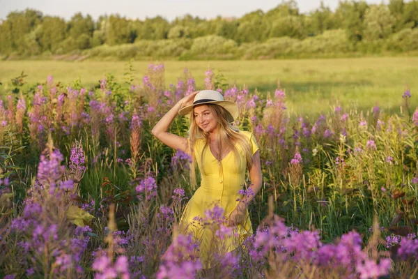 Draußen Porträt Der Schönheit Blonde Frau Sommerkleidung Junges Model Mit — Stockfoto