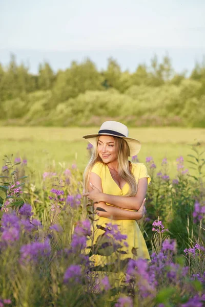 Draußen Porträt Der Schönheit Blonde Frau Sommerkleidung Junges Model Mit — Stockfoto