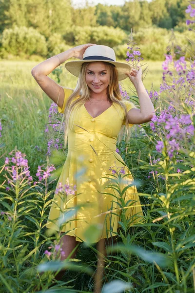 Livre Retrato Mulher Loira Beleza Roupas Verão Modelo Jovem Chapéu — Fotografia de Stock