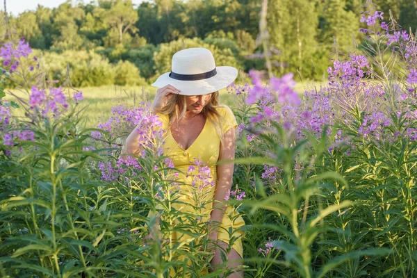 Portrait Extérieur Belle Femme Blonde Vêtements Été Jeune Modèle Chapeau — Photo