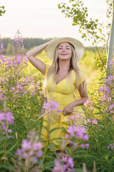 Draußen Porträt Der Schönheit Blonde Frau Sommerkleidung Junges Model Mit — Stockfoto