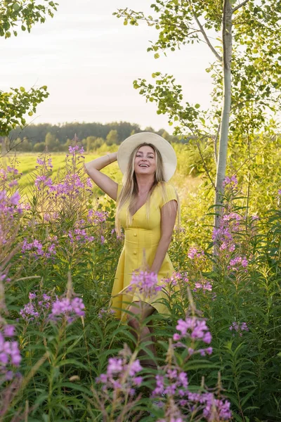 Draußen Porträt Der Schönheit Blonde Frau Sommerkleidung Junges Model Mit — Stockfoto