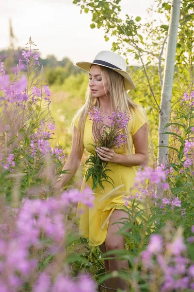 Draußen Porträt Der Schönheit Blonde Frau Sommerkleidung Junges Model Mit — Stockfoto