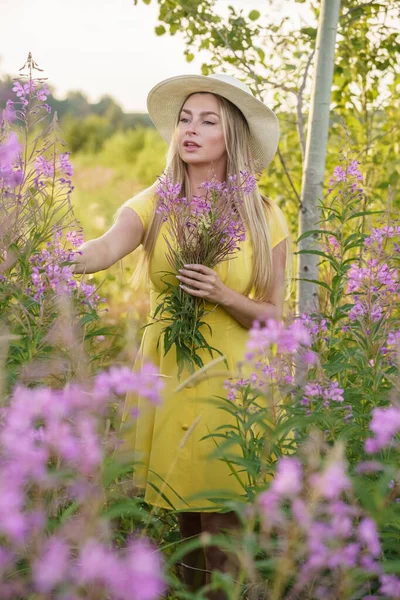 Livre Retrato Mulher Loira Beleza Roupas Verão Modelo Jovem Chapéu — Fotografia de Stock