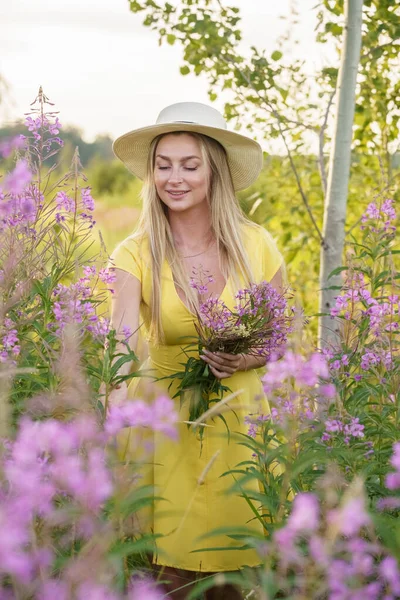 Draußen Porträt Der Schönheit Blonde Frau Sommerkleidung Junges Model Mit — Stockfoto