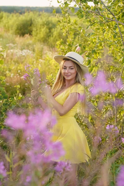 Livre Retrato Mulher Loira Beleza Roupas Verão Modelo Jovem Chapéu — Fotografia de Stock