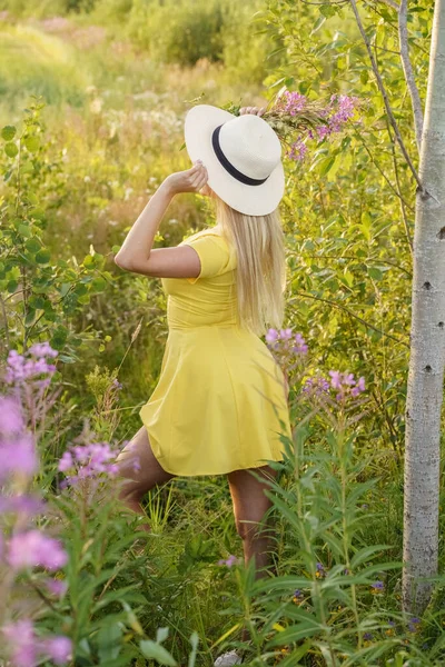 Zewnątrz Portret Pięknej Blondynki Letnich Ciuchach Młody Model Kapeluszu Żółtej — Zdjęcie stockowe