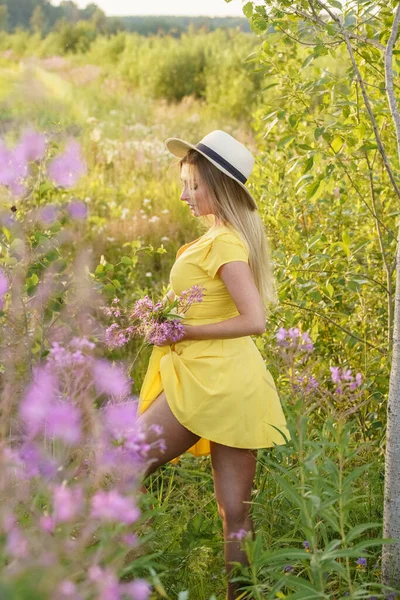 Zewnątrz Portret Pięknej Blondynki Letnich Ciuchach Młody Model Kapeluszu Żółtej — Zdjęcie stockowe