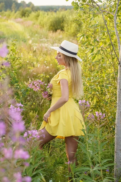 Livre Retrato Mulher Loira Beleza Roupas Verão Modelo Jovem Chapéu — Fotografia de Stock