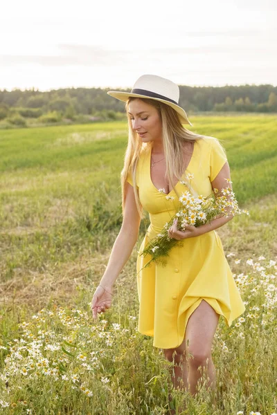 Buiten Portret Van Schoonheid Blonde Vrouw Zomerkleding Jong Model Hoed — Stockfoto