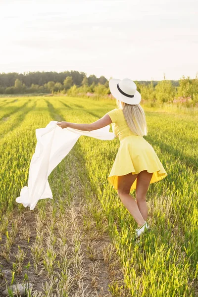 Draußen Porträt Der Schönheit Blonde Frau Sommerkleidung Junges Model Mit — Stockfoto