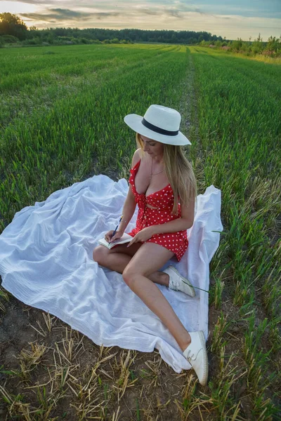 Portrait Extérieur Belle Femme Blonde Vêtements Été Jeune Modèle Chapeau — Photo