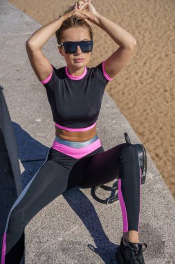 Parkta gündüz poz veren güzel sarışın kadın portresi. 